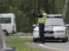 Policist rupji uzrunā uz šofera