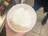 Kafija ar zaļiem pleķiem uz piena putām